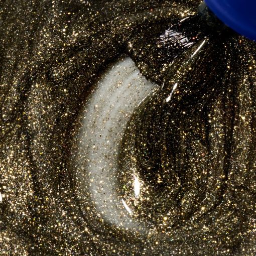 Nahaufnahme von goldglitzerndem Nagellack beim Auftragen