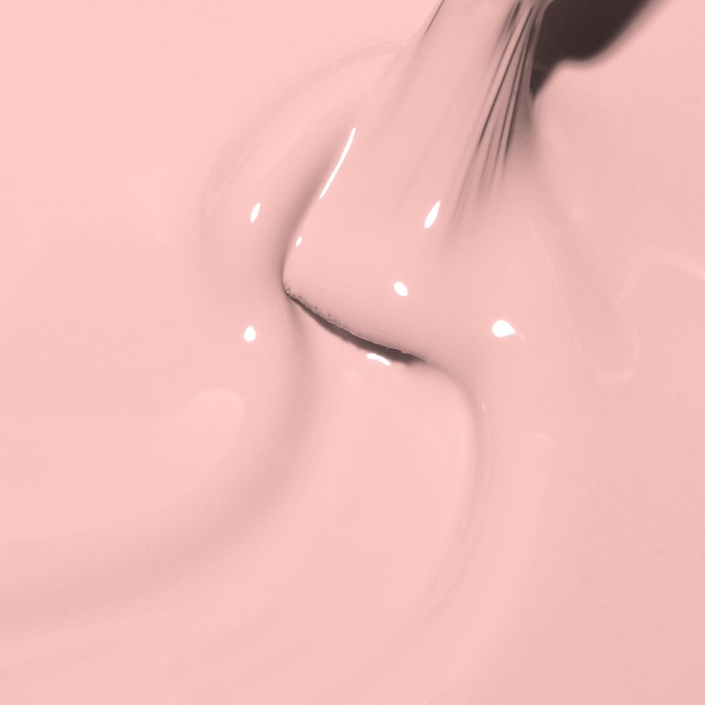 Nahaufnahme eines Pinsels, der glänzenden zartrosa Nagellack präzise auf einen Fingernagel aufträgt