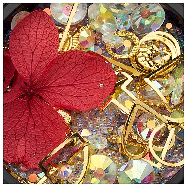 Naheaufnahme einer roten Blume und strahlenden Schmucksteinen in einer dekorativen Anordnung