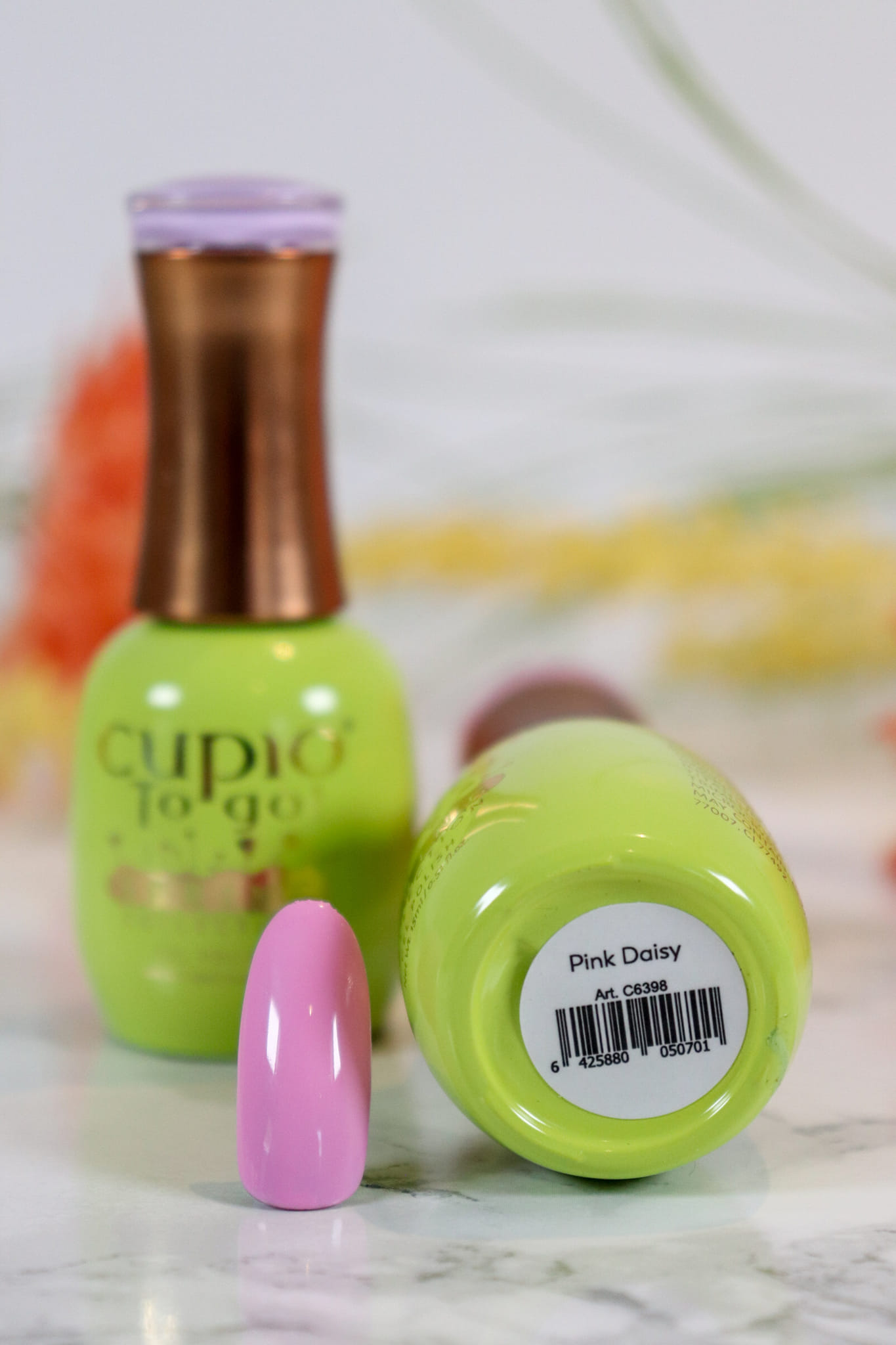 349113803_985269795939519_6332869630993983149_n Flasche mit Cupio To Go Nagellack in Pink Daisy und Farbprobe auf Nagelrad