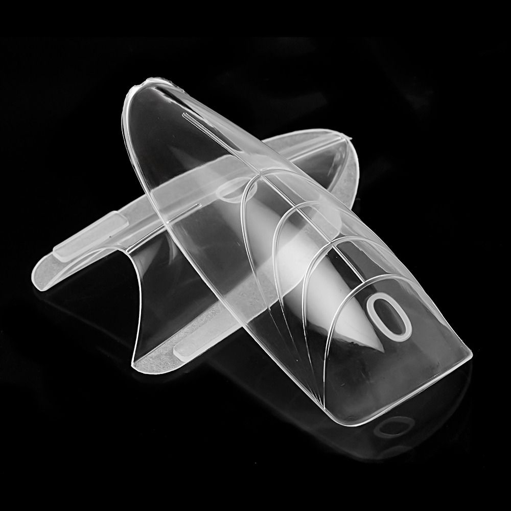 Zwei transparente Kunststoff-Fingerhüte als Fingerschutz für Nähen und Handarbeiten auf schwarzem Hintergrund