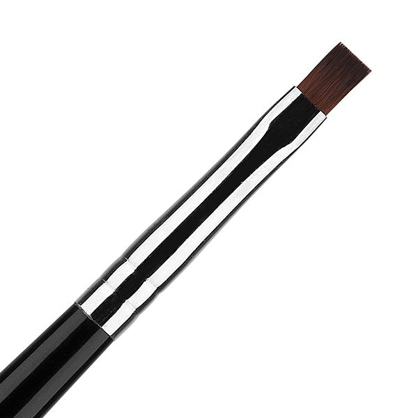 Nahaufnahme eines flachen Pinsels mit schwarzem Griff und braunen Borsten