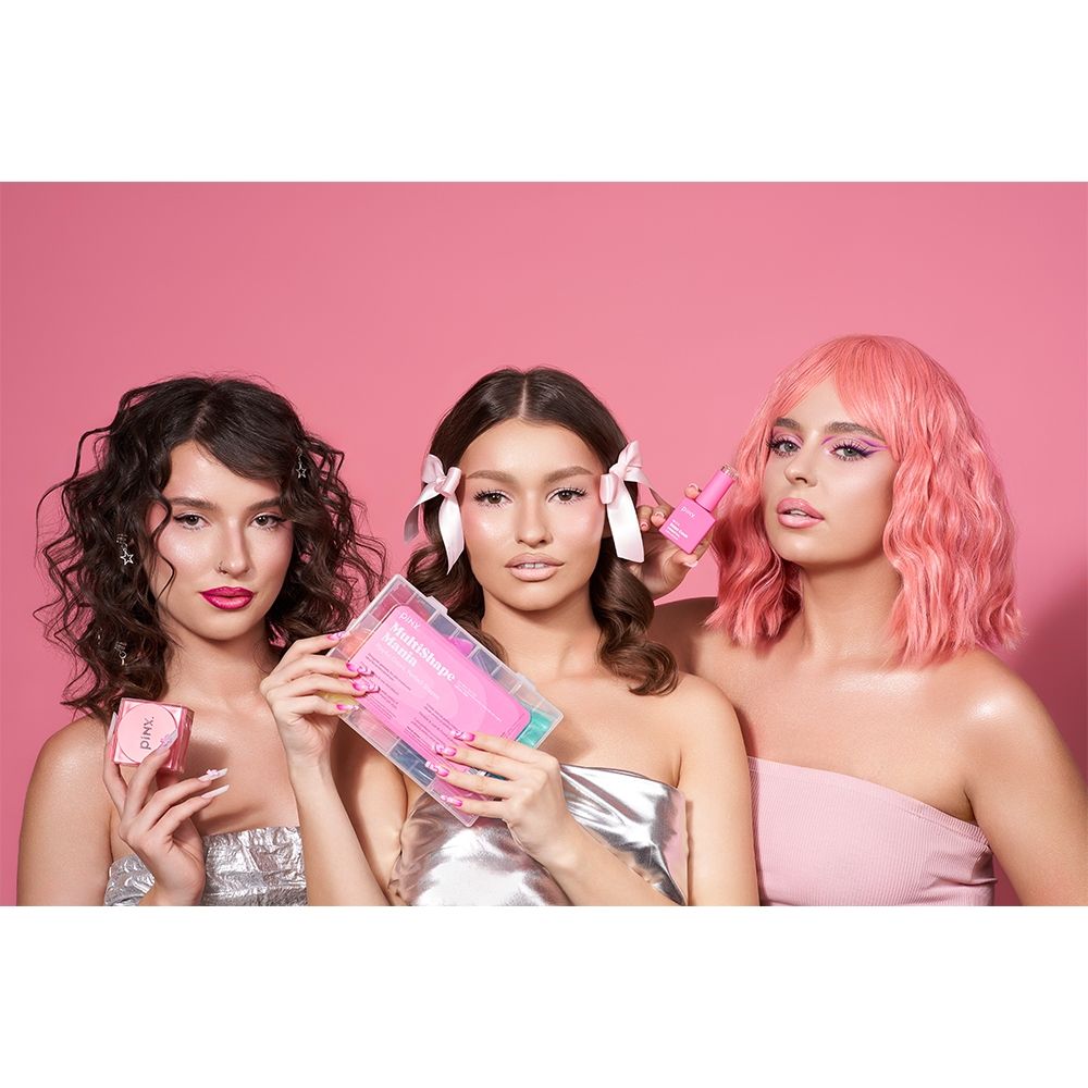 Mode und kosmetische Produkte in einem modernen Fotoshooting mit drei Frauen in stilvollen Outfits und fröhlichen Frisuren.