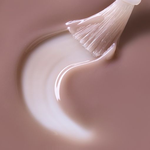 Cupio RevoGel Flüssig Hush 15ml in Anwendung mit Pinsel