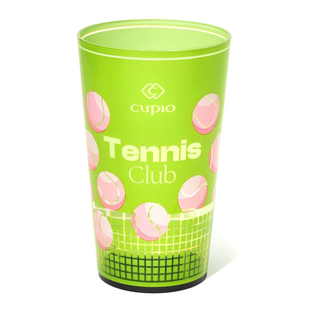 Grüner Cupio Becher „Tennis Club“ mit rosa Tennisbällen und Tennisnetz-Motiv