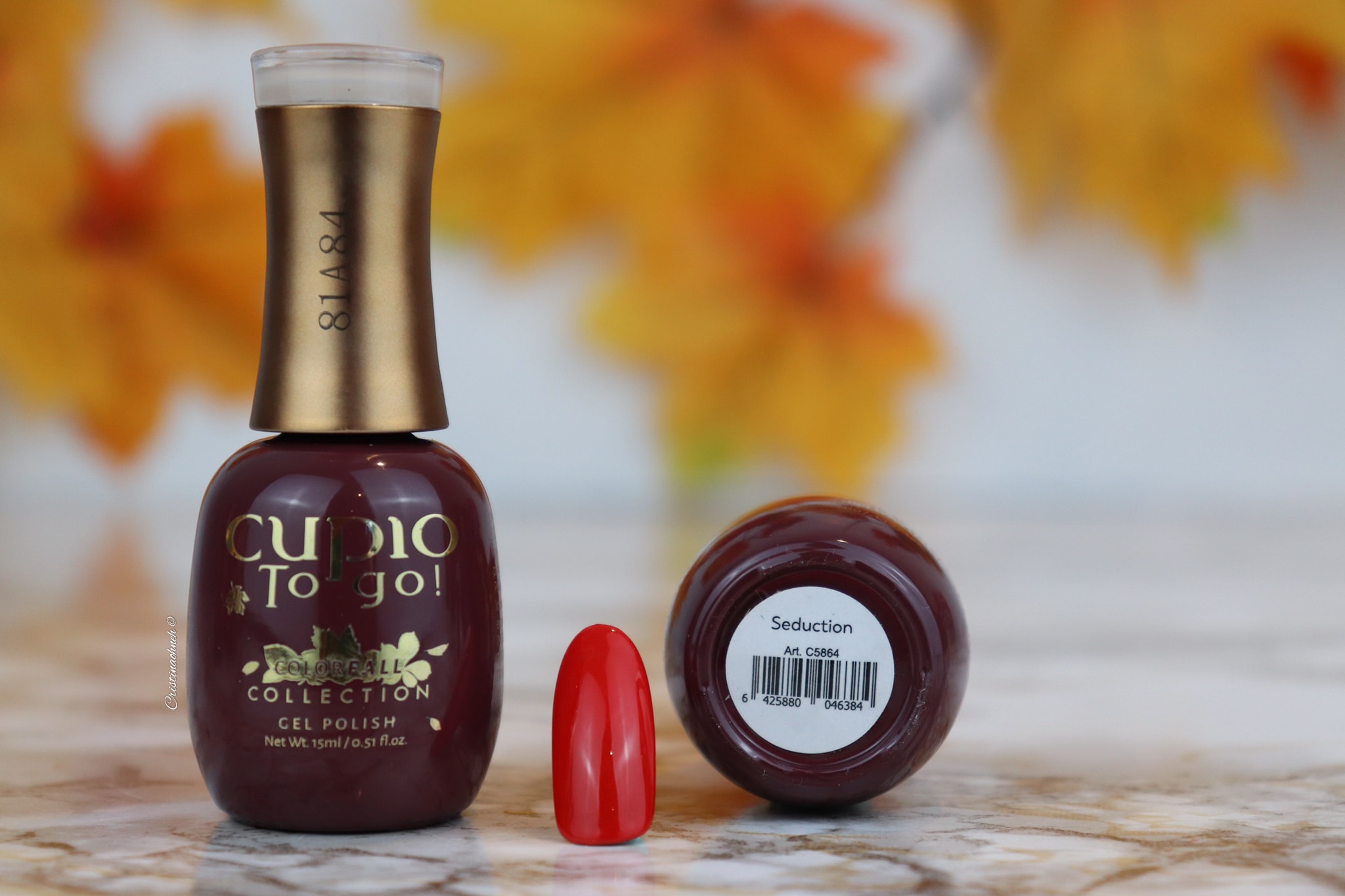 242590683_10220337632453713_3704249151725812519_n Flasche Cupio To Go! Gelpolitur Seduction in rot und Nageltip auf Marmoruntergrund