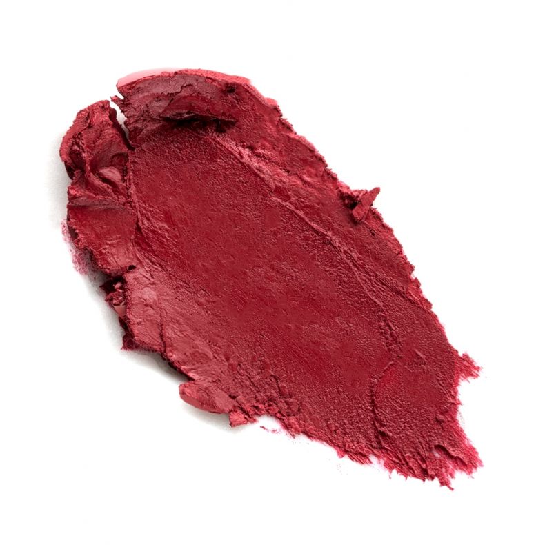 Cremiger roter Lippenstift auf weißem Hintergrund