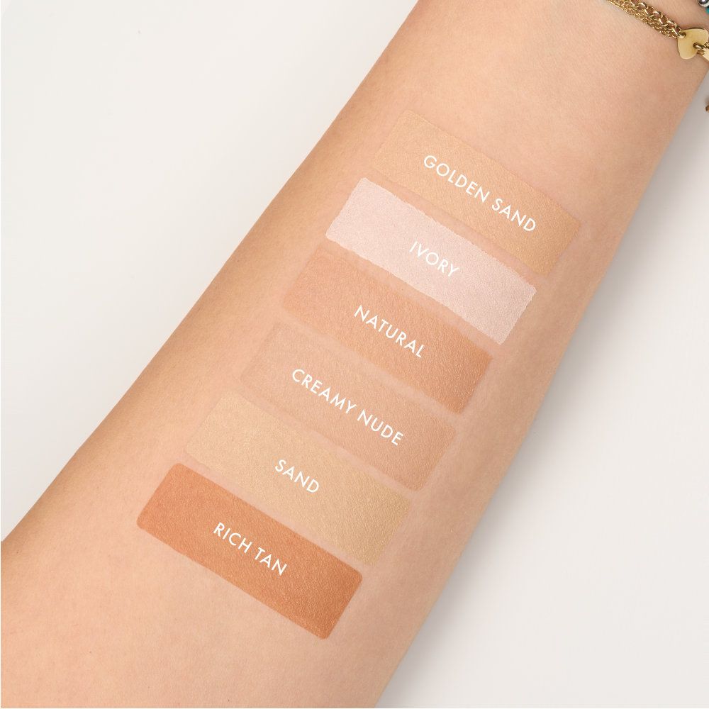 Unterarm mit Foundation-Farbmustern in sechs Nuancen zur Produktansicht: Golden Sand, Ivory, Natural, Creamy Nude, Sand und Rich Tan