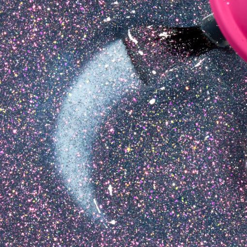 Nahaufnahme von lila-blauem Glitzer-Nagellack