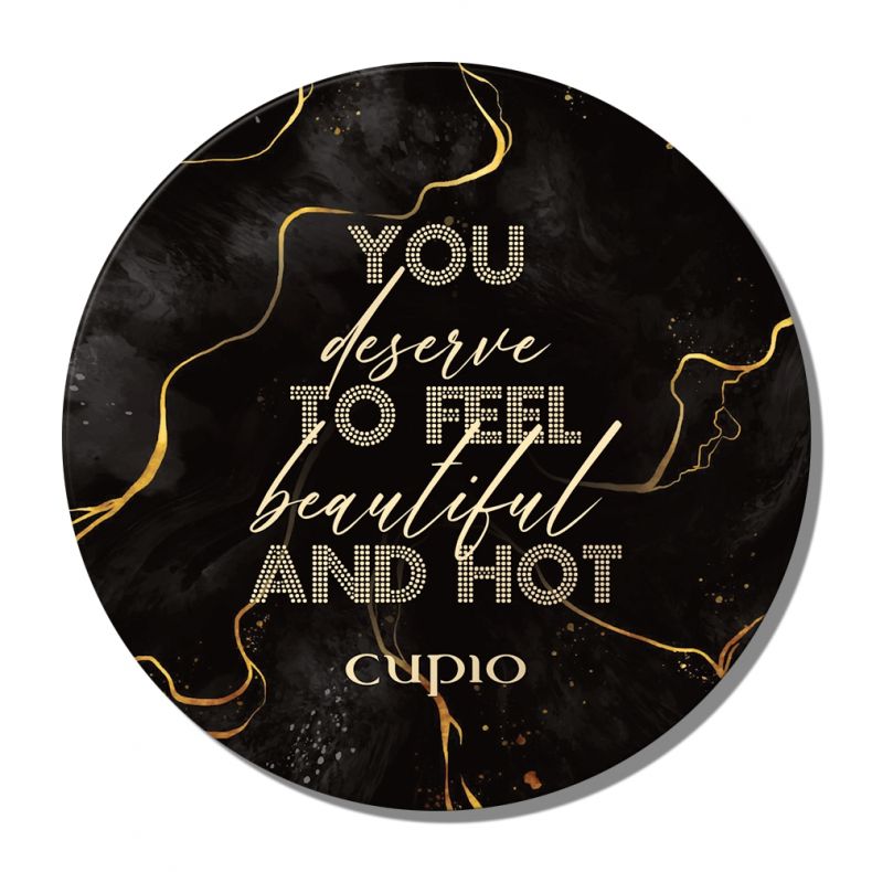 Runder Untersetzer mit dem Text 'You deserve to feel beautiful and hot' auf schwarzem Hintergrund mit goldenen Akzenten