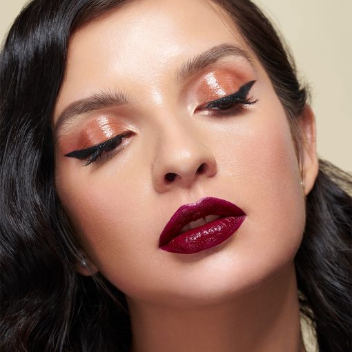 silk_touch_black_2 Porträt einer Frau mit auffälligem Make-up, betonten Augen und glänzendem, burgunderfarbenem Lippenstift