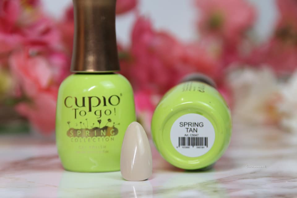 157018034_10219176454824998_898752339286521893_n Flasche mit Cupio Nagellack in leuchtendem Grün und Nagel in Frühlings-Tan