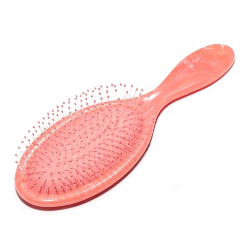 Rosa Haarbürste mit ovalem Bürstenkopf und feinen Kunststoffborsten zum schonenden Kämmen der Haare
