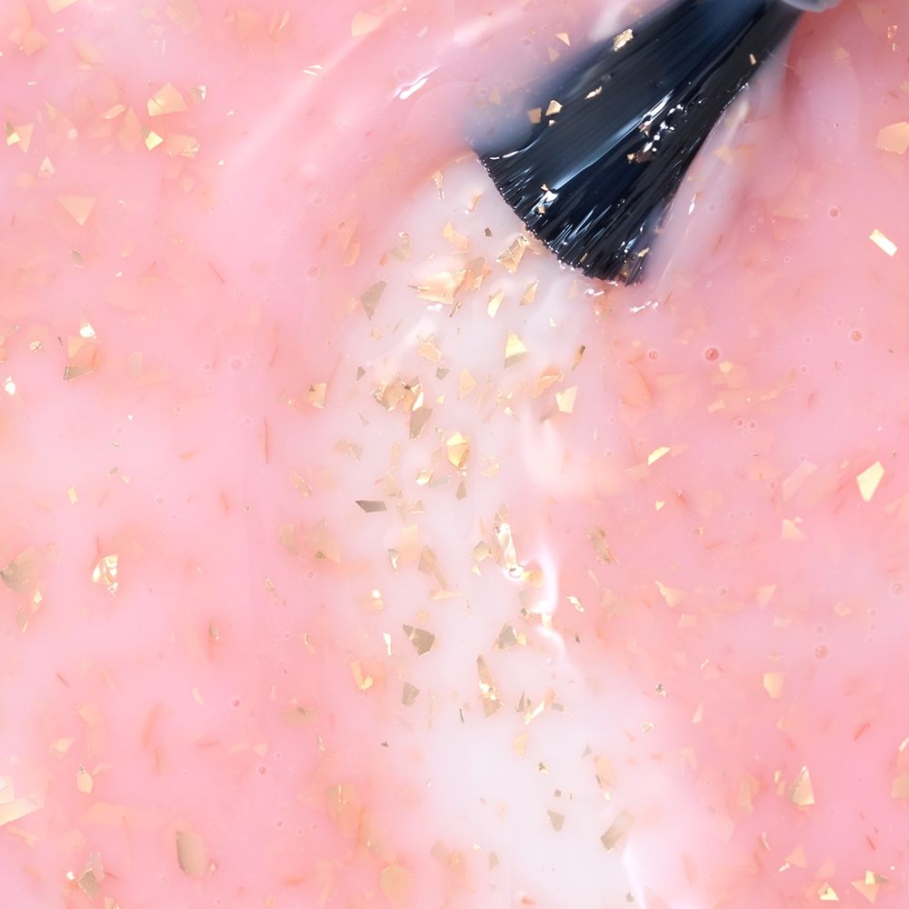 Nahaufnahme von Cupio Rubber Base Effect X Perfect Flakes Luxury You 15ml, rosa Rubber Base mit schimmernden goldenen Flake-Partikeln und Pinsel für elegante UV-Nageldesigns