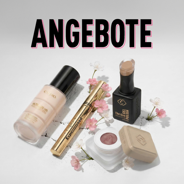 Werbebild für Make-up Angebote mit Foundation, goldener Mascara, Gel-Blush und Lippenfarbe, dekoriert mit kleinen Blüten