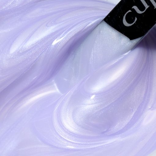 d0149_c Nahaufnahme von lila Nagellack mit schimmerndem Effekt und Pinsel.