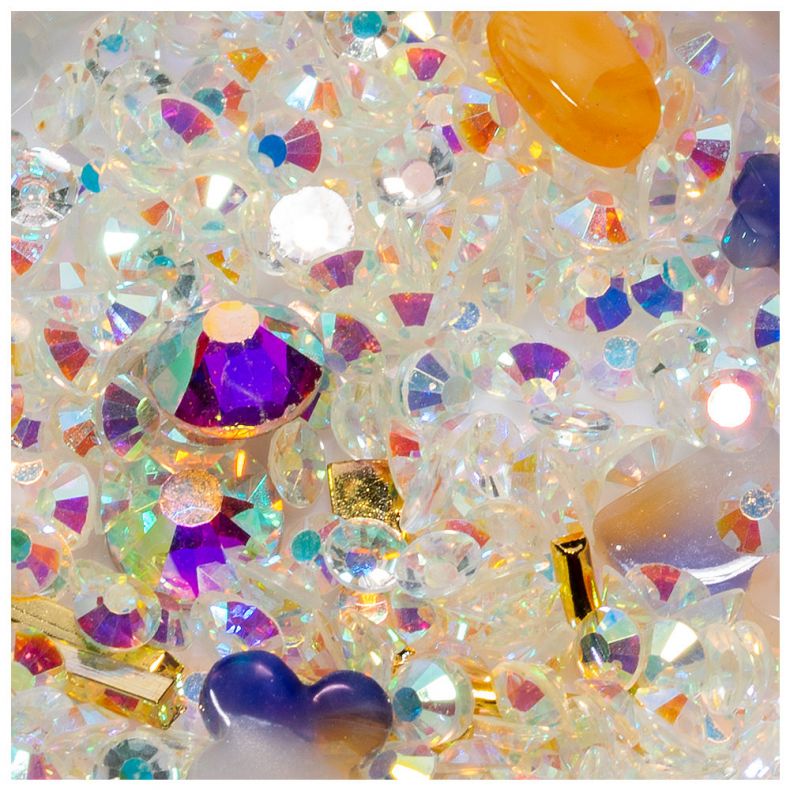 Eine bunte Auswahl an Glitzersteinen in verschiedenen Formen und Farben.