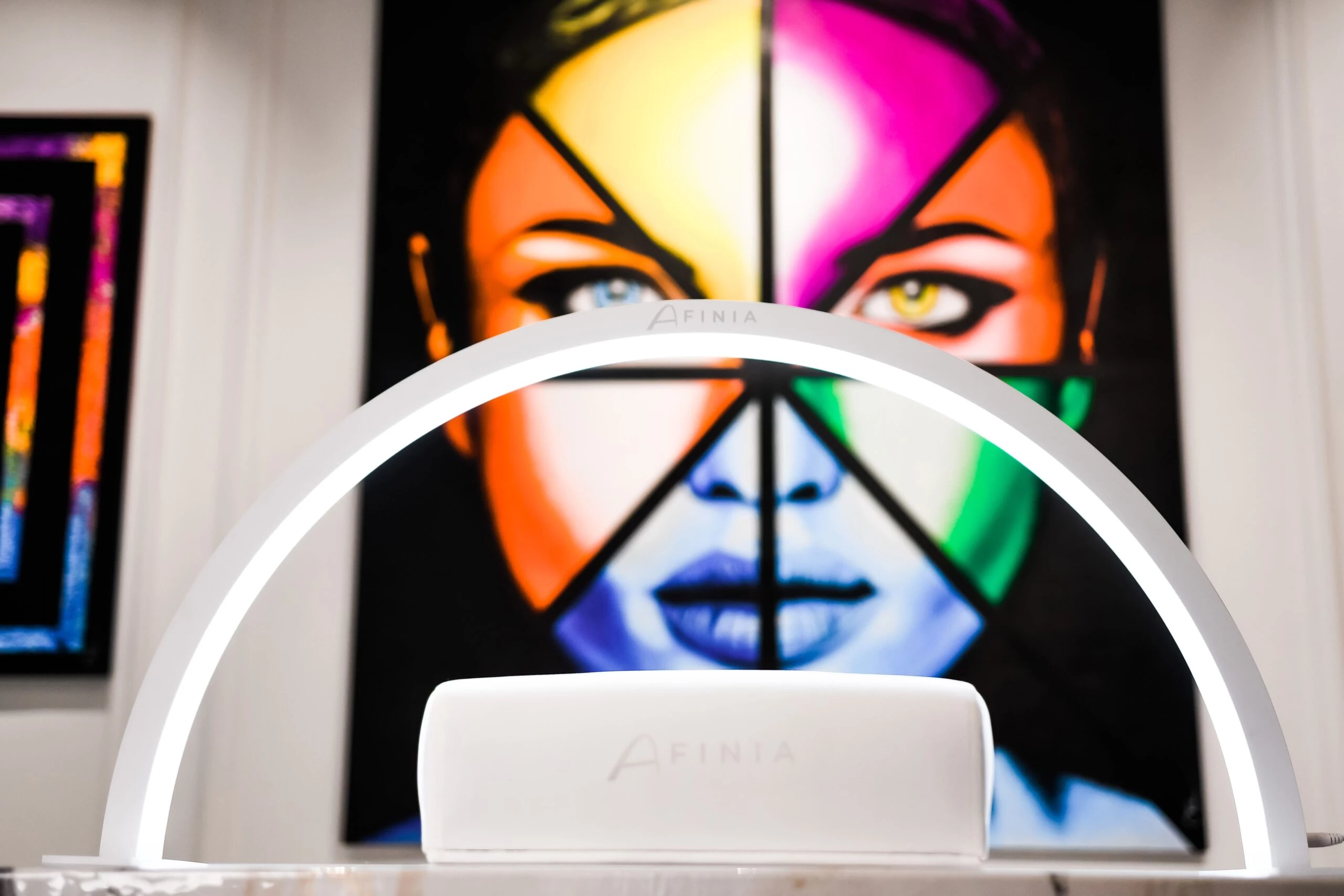 DSC_2200-min-scaled-jpg LED-Lampe im Vordergrund mit buntem Kunstwerk im Hintergrund