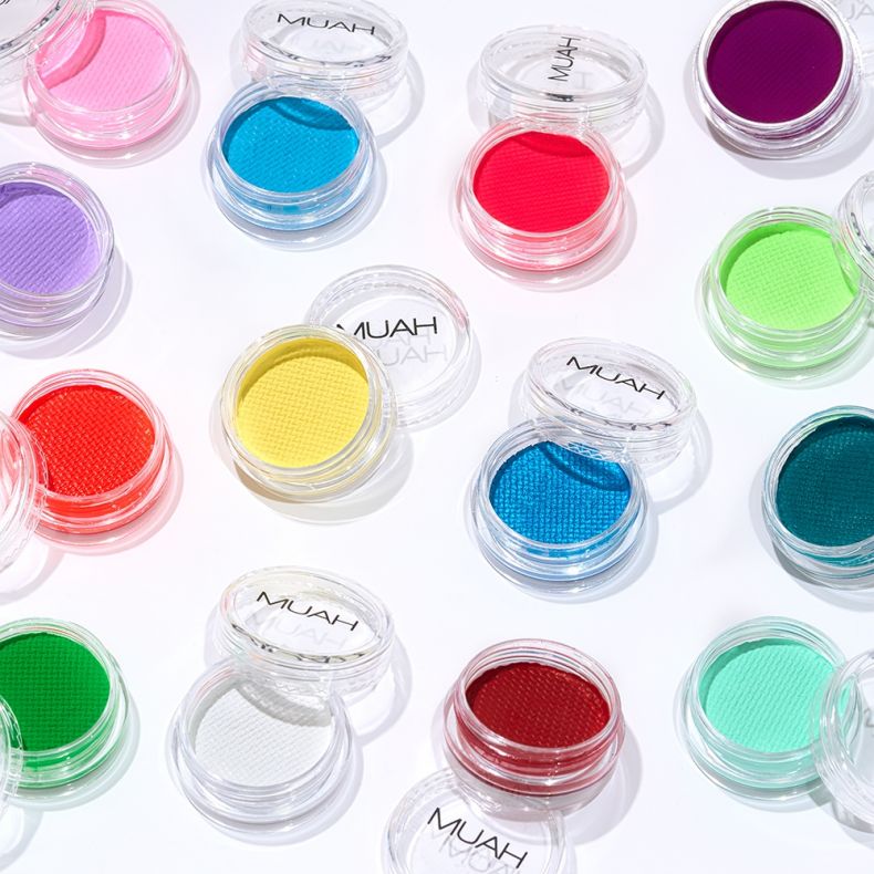 muah_hype_13jkv5JFdUa4Oxo Verschiedene Farben von Lidschatten in transparenten Dosen auf einem weißen Hintergrund