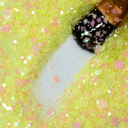 gel_design_granita_lemonade_c8840_b Nahaufnahme von Glitzerpartikeln in verschiedenen Farben mit einem Pinsel in einer pastellgelben Masse