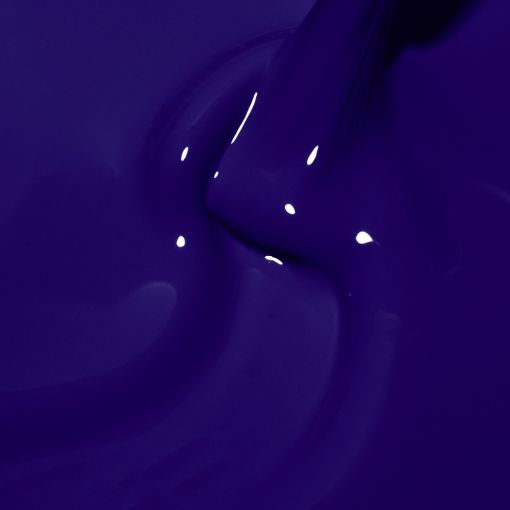 Nahaufnahme von dunkelblauer, glänzender Flüssigkeit