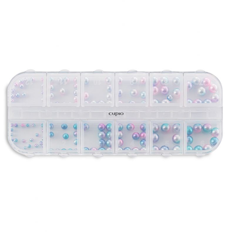 Kunststoffbehälter mit bunten Perlen in Rosa, Blau und Lila