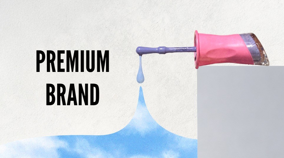 Bild eines tropfenden Nagellackpinsels neben dem Schriftzug Premium Brand auf hellem Hintergrund