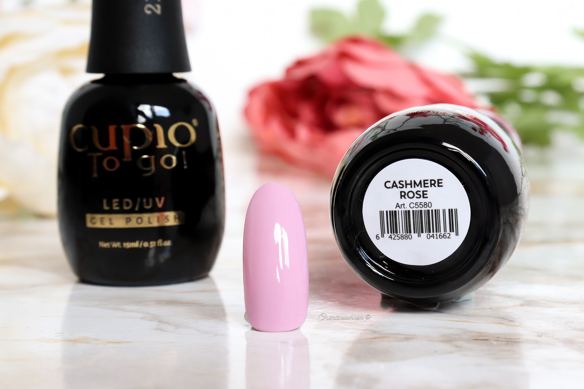 Cupio To Go! LED/UV Gel Polish Flasche mit dem Farbton Cashmere Rose und einer Nagelspitze in derselben Farbe