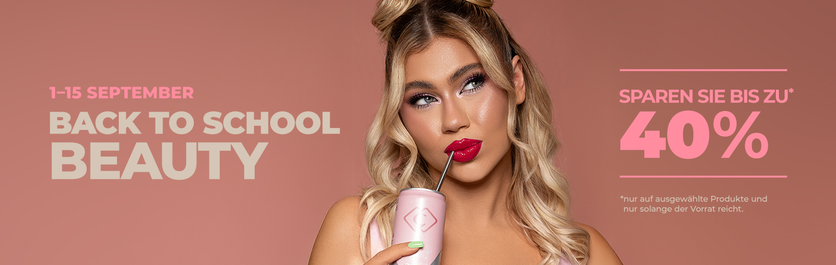 Frau mit glamourösem Make-up und Getränk, bewirbt die Back to School Beauty Aktion mit bis zu 40% Rabatt vom 1.-15. September