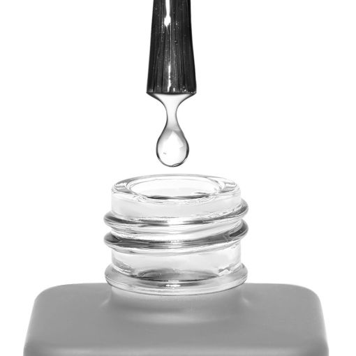 nail_prep_c Pipette mit einem Tropfen, der auf einen Glasbehälter fällt