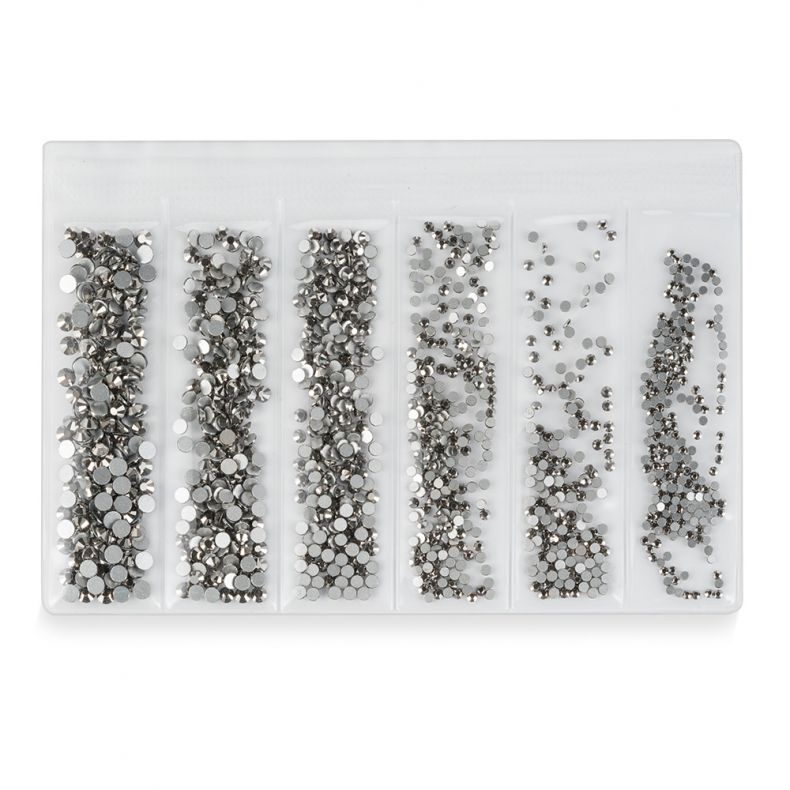 Sammlung von silbernen Strasssteinen in verschiedenen Größen in einer transparenten Box