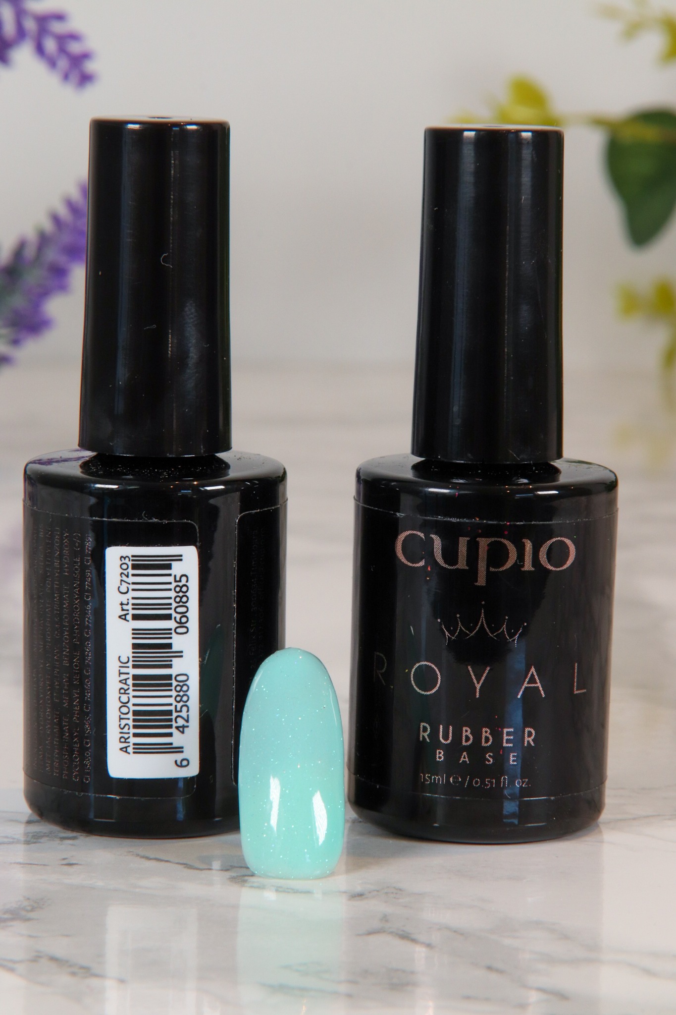 331602439_709422414209396_9194958803325887688_n Cupio Royal Rubber Base mit einer hellblauen Nagelspitze auf einem Marmor-Hintergrund