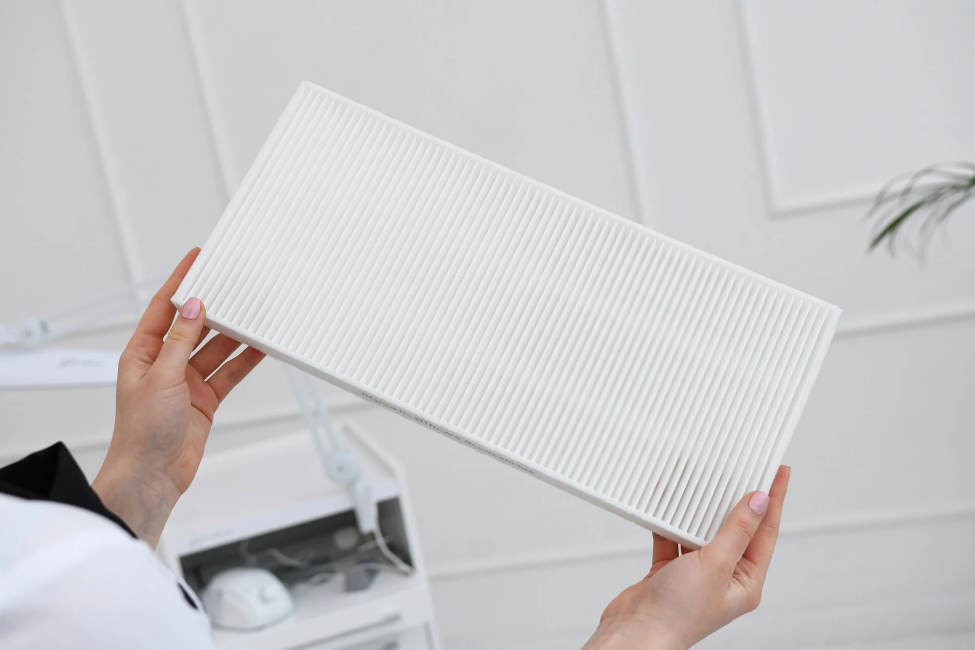 Hochwertiger Luftfilter in der Hand, geeignet für verschiedene Anwendungen.