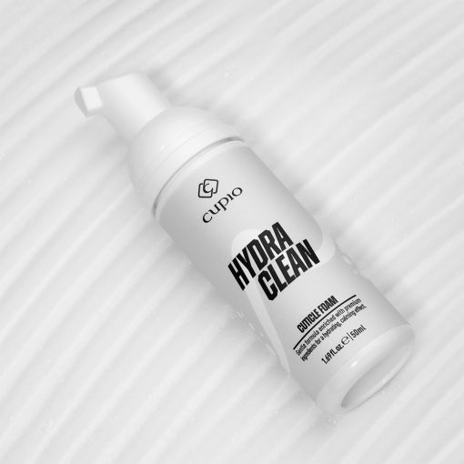 Cupio Hydra Clean Double Foam Flasche auf hellen Wellenfläche