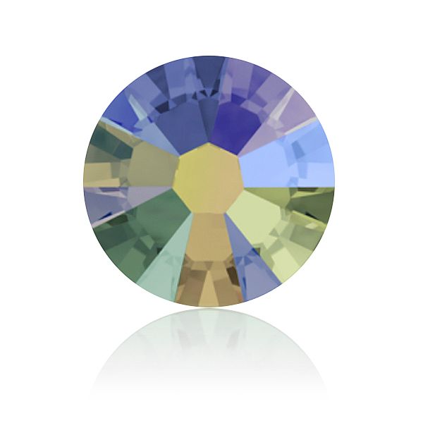 Facettiert geschliffener bunter Kristall mit reflektierenden Farben