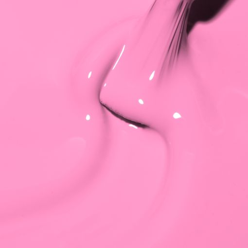 Nahaufnahme von leuchtend rosa Farbe, die auf einer glatten Oberfläche fließt