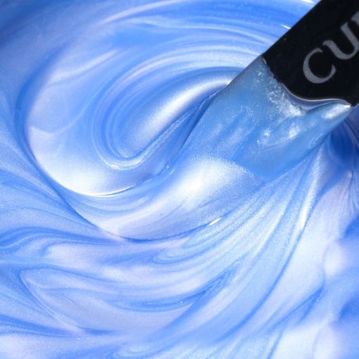 d0146_c Nahaufnahme von heller blauer Farbe mit schimmerndem Effekt, die mit einem Spachtel gemischt wird.